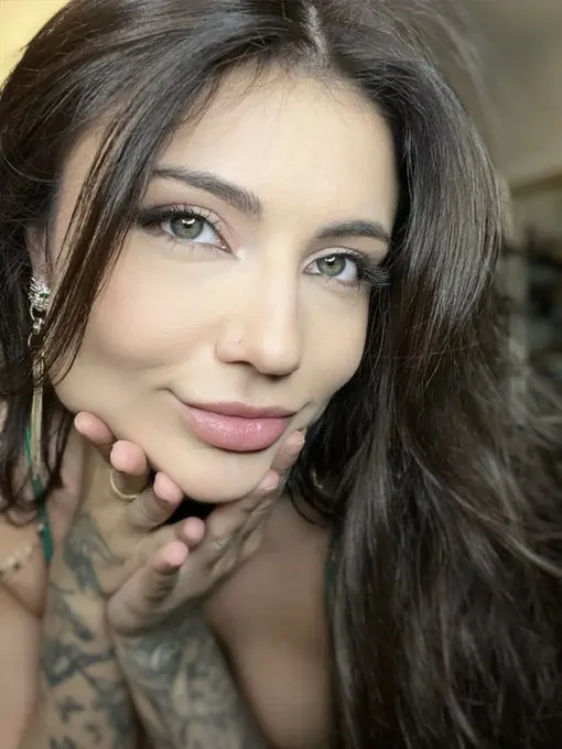 elycha354 (18) female from GB - sexting partner