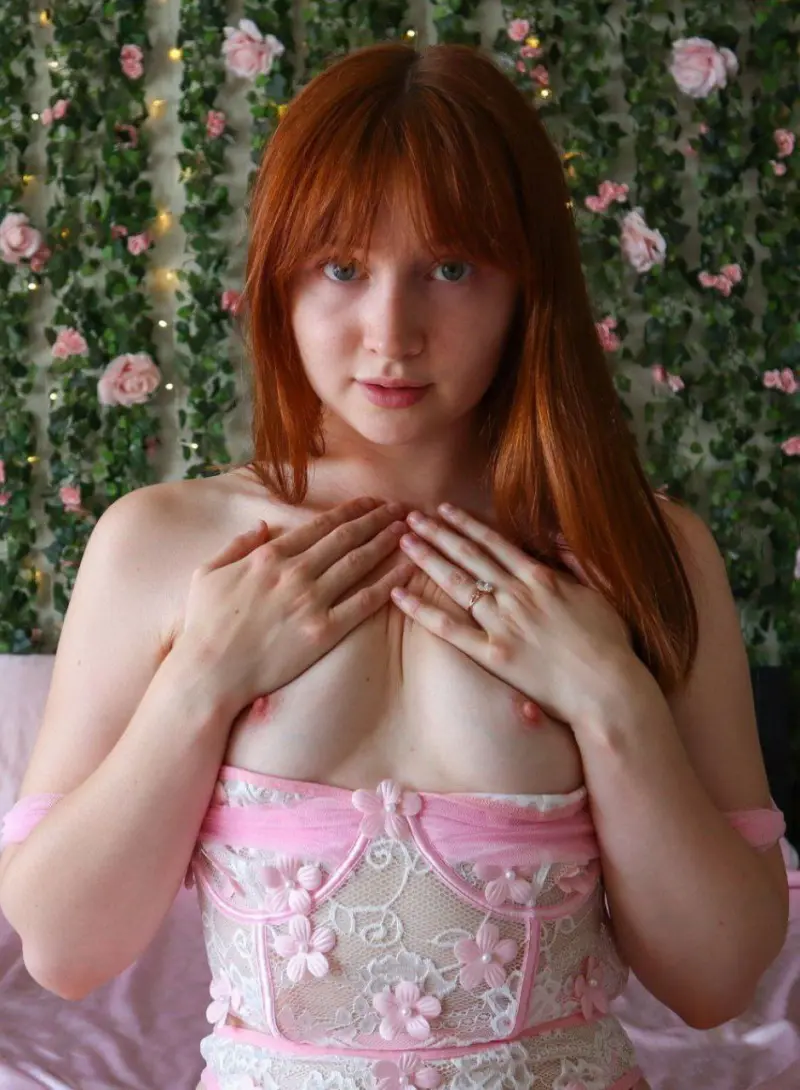 eyetwonid (18) female from US - sexting partner