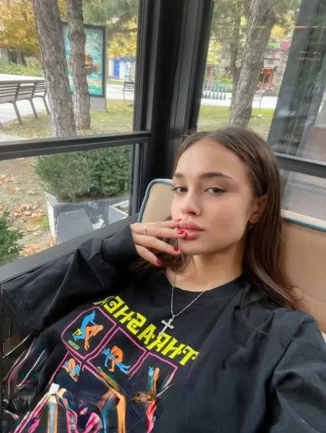 fabiros299 (18) female from AU - sexting partner