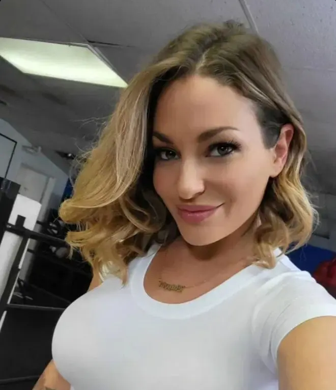 fahacey (18) female from GB - sexting partner