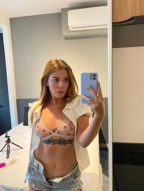 favec59765 (22) female from US - sexting partner