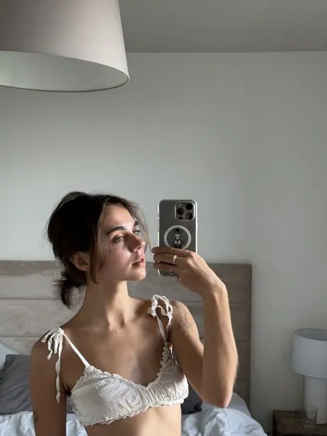 fepikos380 (18) female from FR - sexting partner