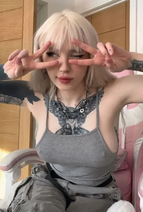 fetoxeg869 (21) female from US - sexting partner