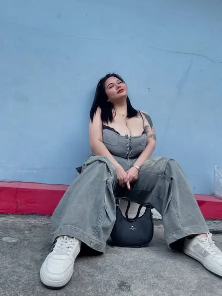 fewok34319 (21) female from AO - sexting partner