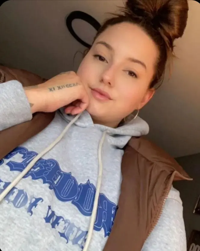 fimlosul (18) female from GB - sexting partner