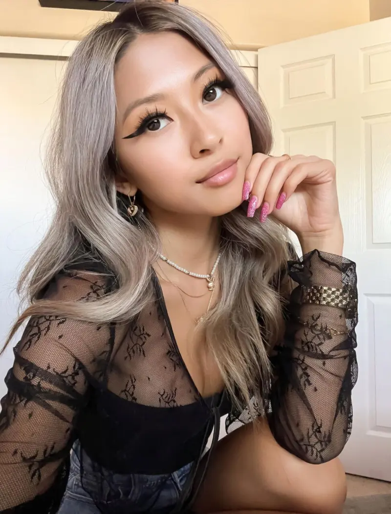 fiveh79596 (18) female from AE - sexting partner