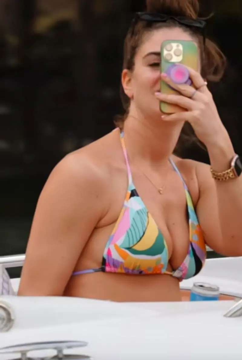 fiyekoc (23) female from US - sexting partner