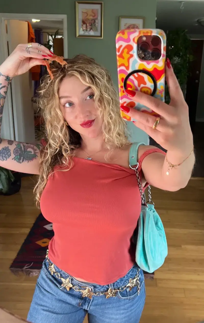 fojik23469 (18) female from GB - sexting partner