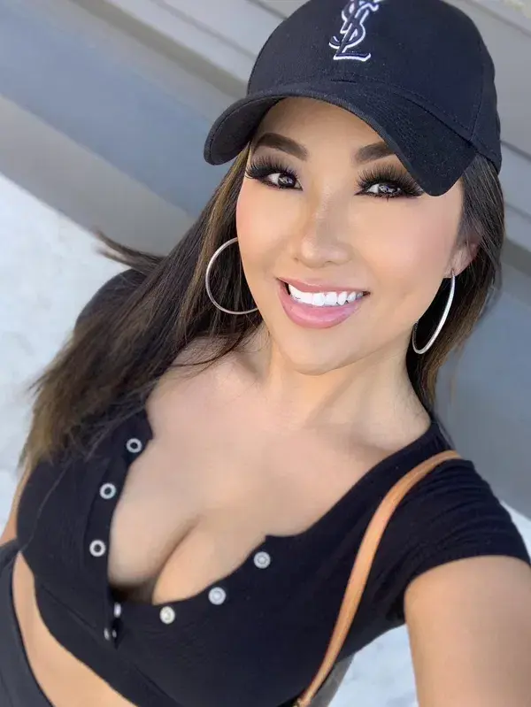 folarag377 (22) female from US - sexting partner