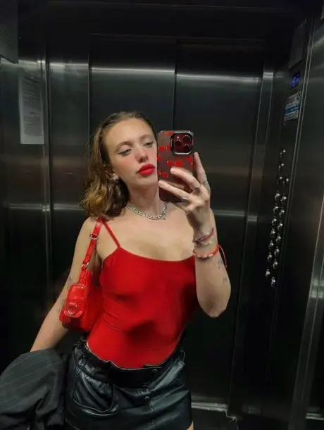 foxah69887 (18) female from AU - sexting partner