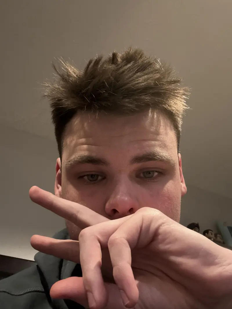 freemarkc (18) male from US - sexting partner