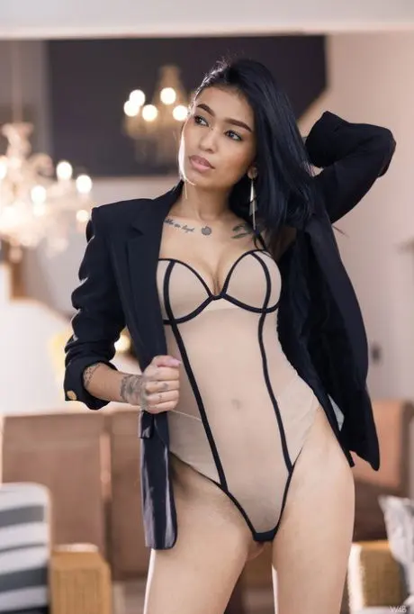 funinewi (18) female from GB - sexting partner