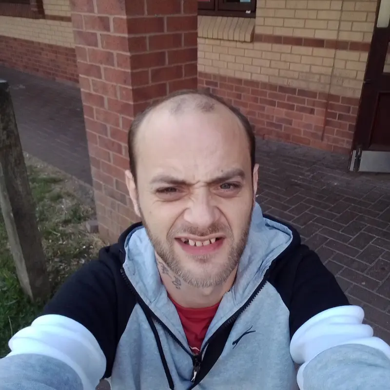 garethdobinson28 (18) male from GB - sexting partner