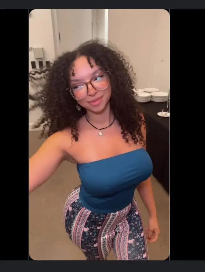 gelarah115 (18) female from US - sexting partner