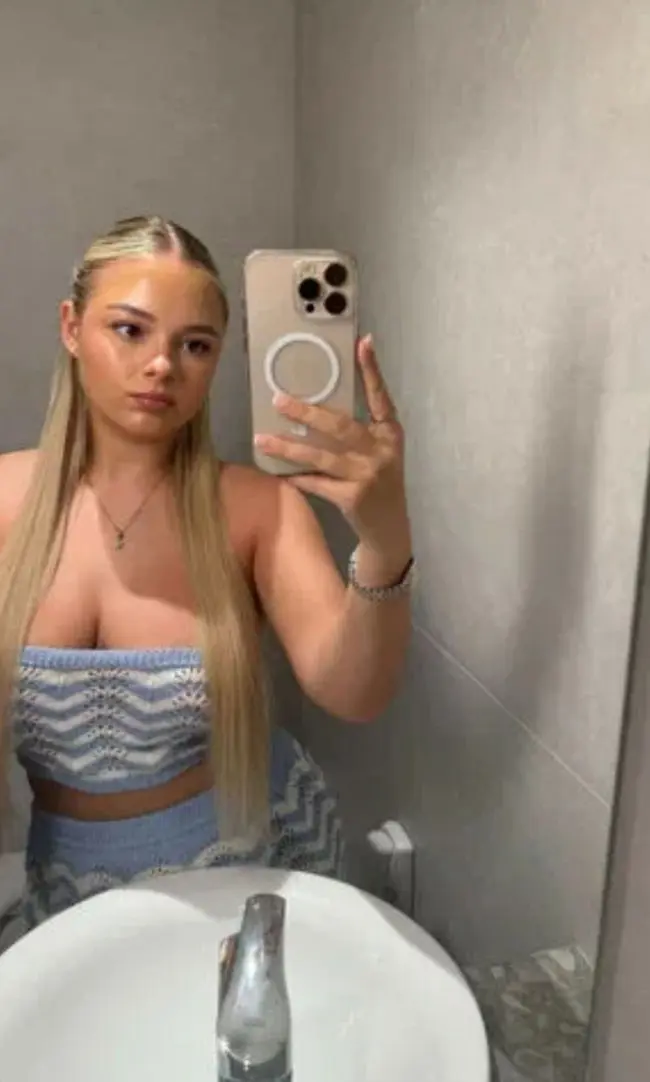 gerocik (22) female from FR - sexting partner