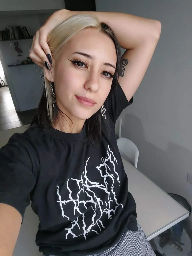 gevera7610 (20) female from GB - sexting partner