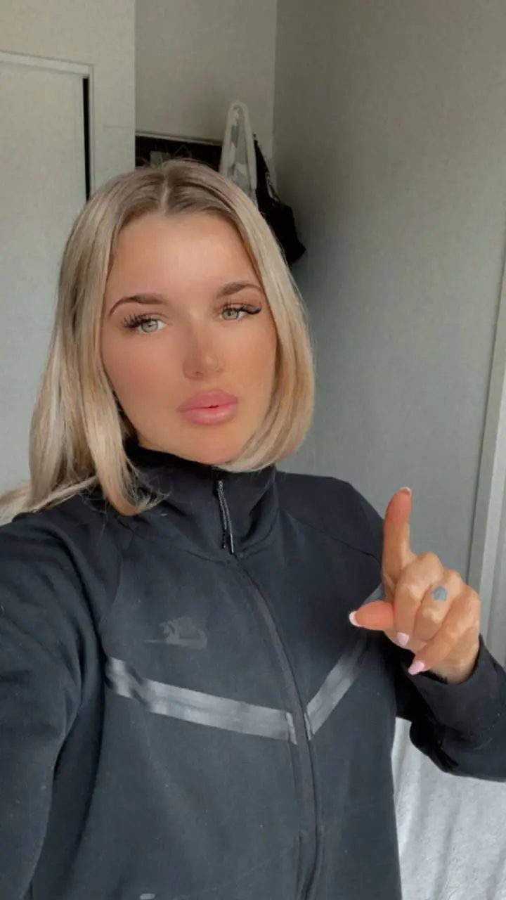 gigeg71161 (18) female from GB - sexting partner