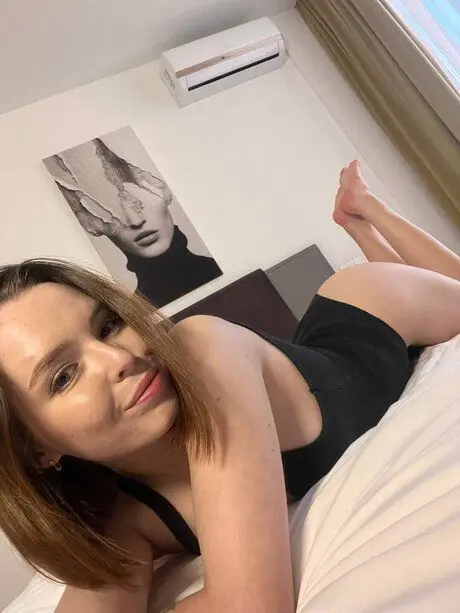 gironay292 (18) female from GB - sexting partner