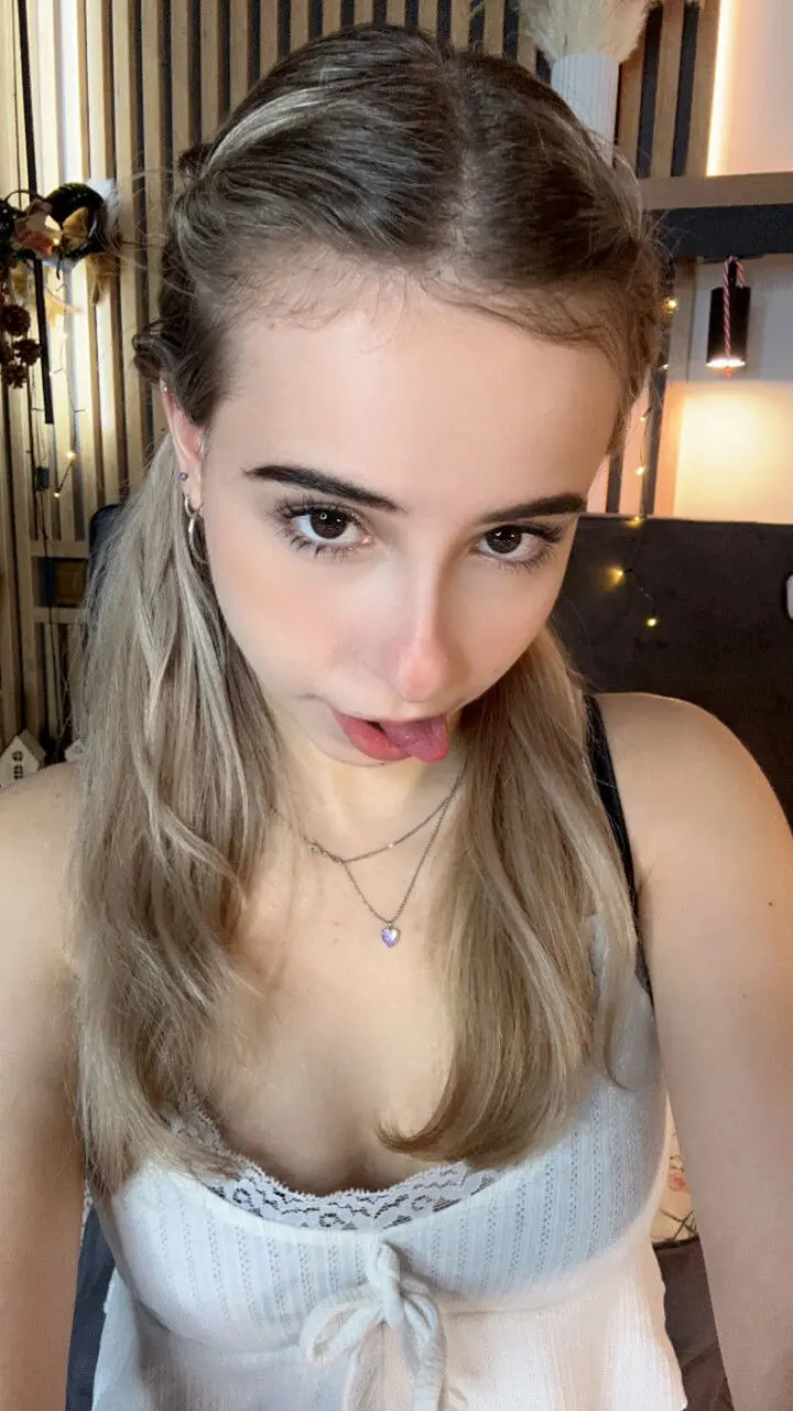 giwitudi (18) female from GB - sexting partner