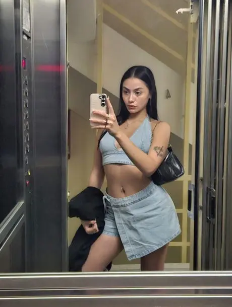 gixol11526 (18) female from GB - sexting partner