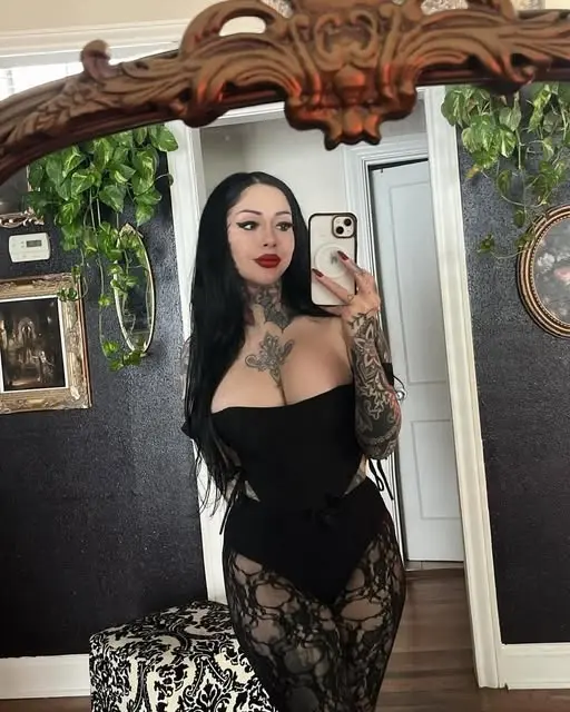 gohixe9382 (18) female from UZ - sexting partner