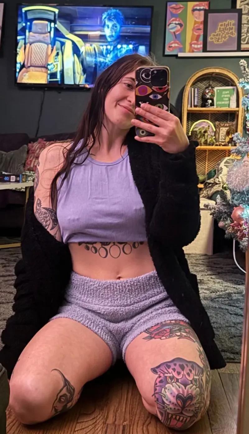 gomeyik (23) female from US - sexting partner