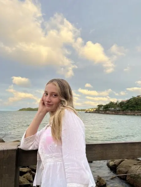 gosow76360 (18) female from CA - sexting partner