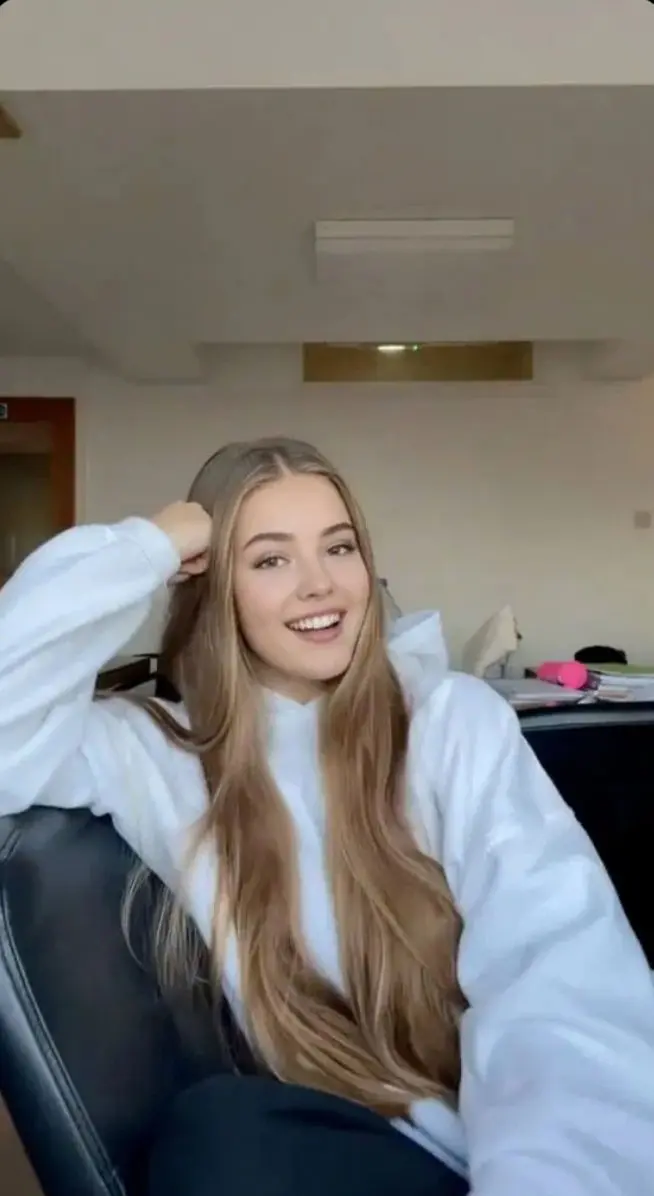 gufevuqy (21) female from US - sexting partner