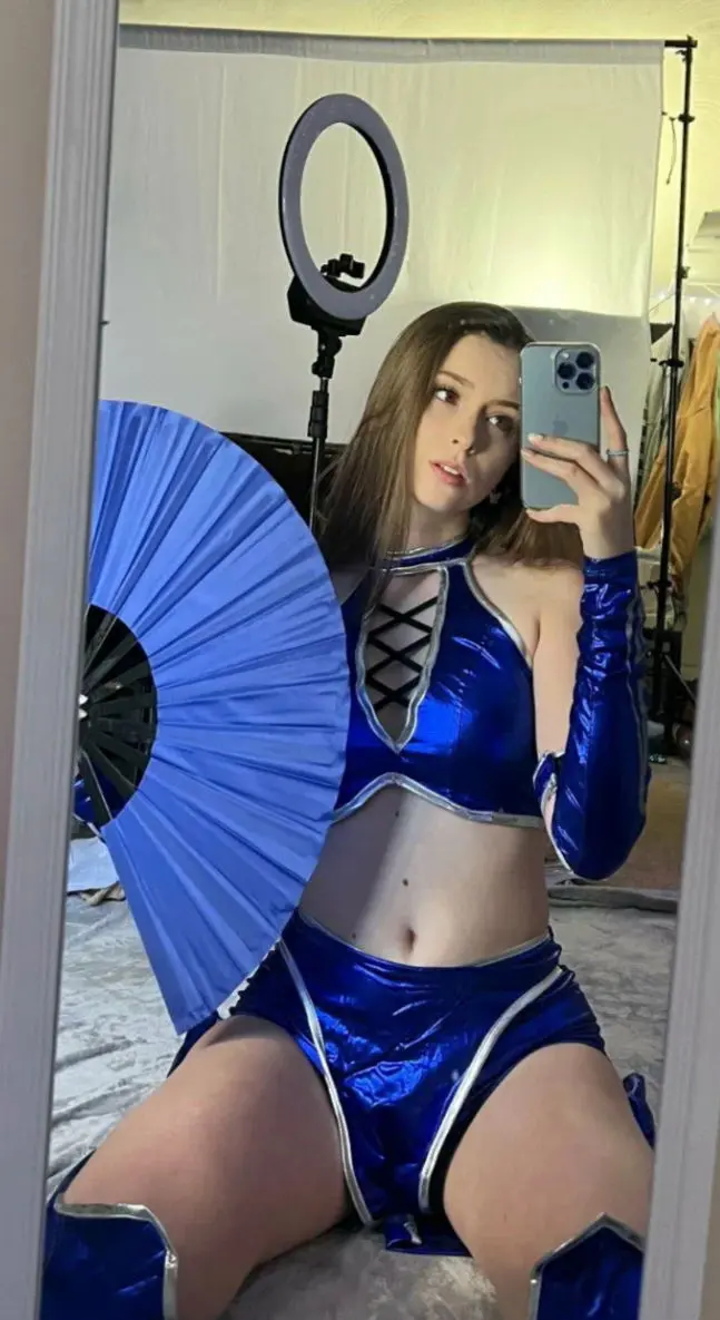 gvjpddho (23) female from GB - sexting partner