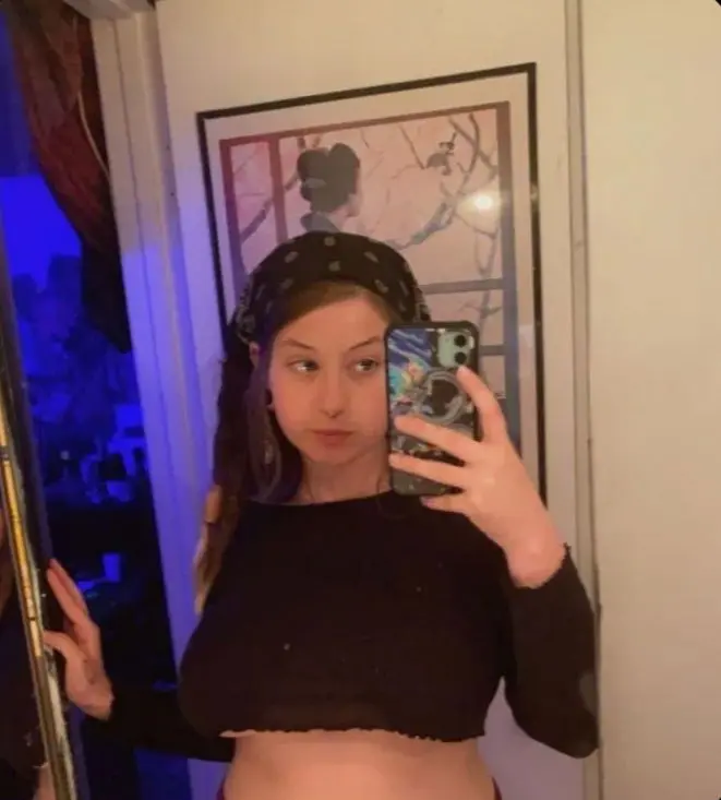 gyraweja (18) female from US - sexting partner