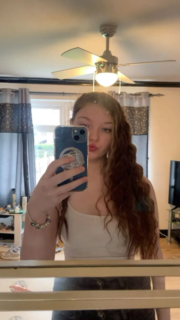 hagecih883 (18) female from GB - sexting partner