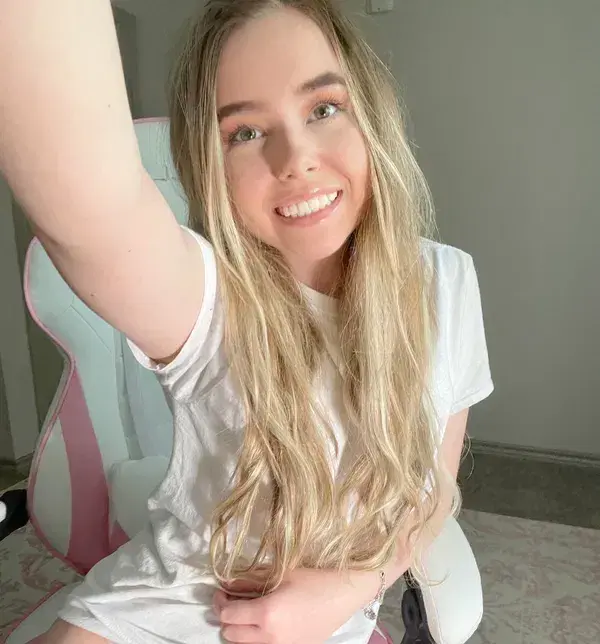 hakines505 (18) female from US - sexting partner