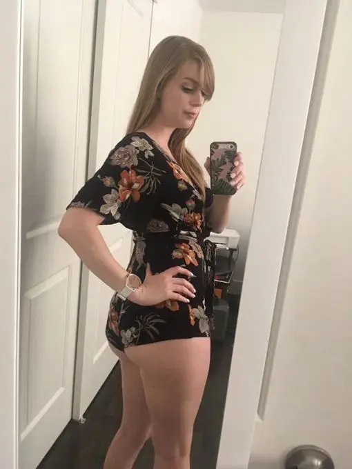 hawk9493770 (22) female from US - sexting partner