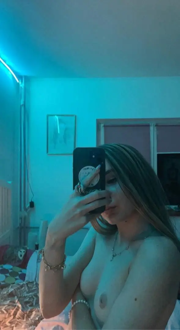 hdhjdjff (18) female from US - sexting partner