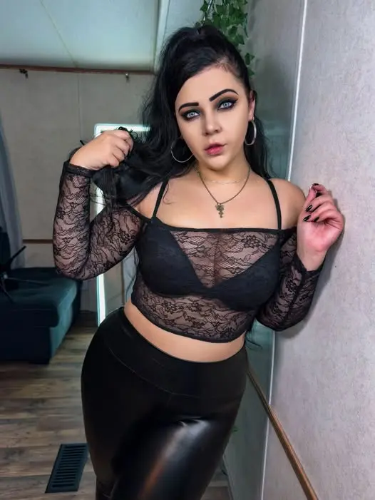 hewava5885 (18) female from AE - sexting partner