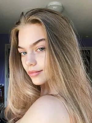 hewef90098 (18) female from GB - sexting partner