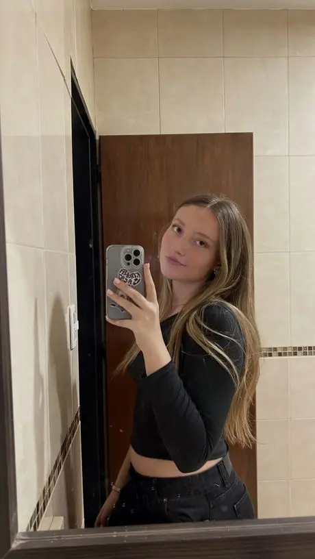 hexenin798 (18) female from UG - sexting partner