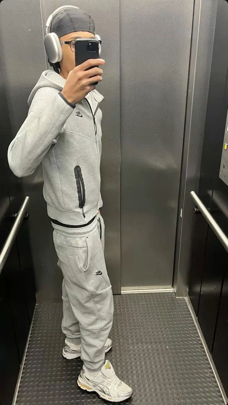 hghjkbhbh (18) male from DE - sexting partner