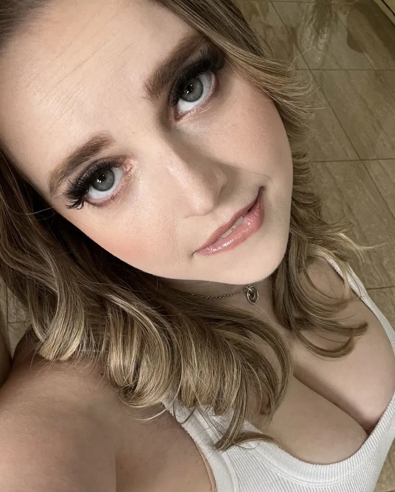 hikinab288 (22) female from US - sexting partner