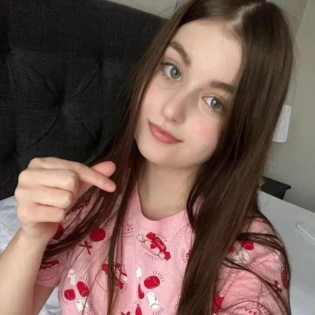 hippopotamus77265428 (22) female from GB - sexting partner