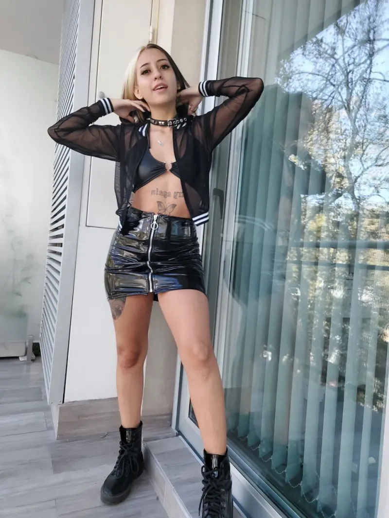 hiwal89594 (18) female from US - sexting partner