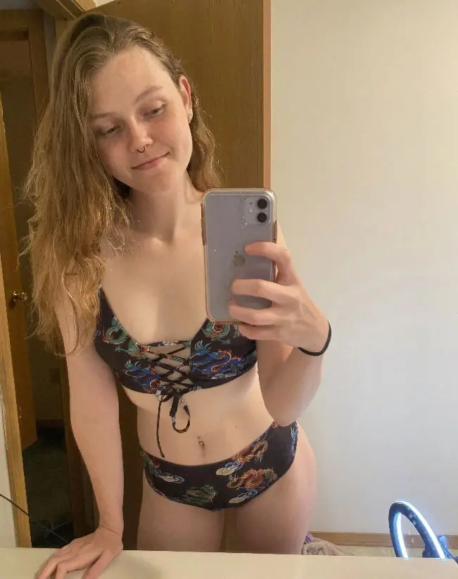 hofoxuhi (21) female from US - sexting partner