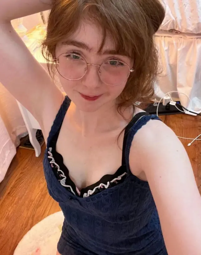 hokoher (21) female from US - sexting partner