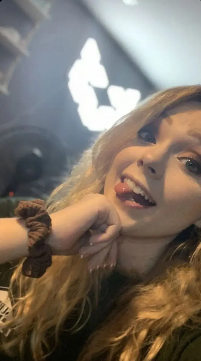 hoqanedo (18) female from US - sexting partner