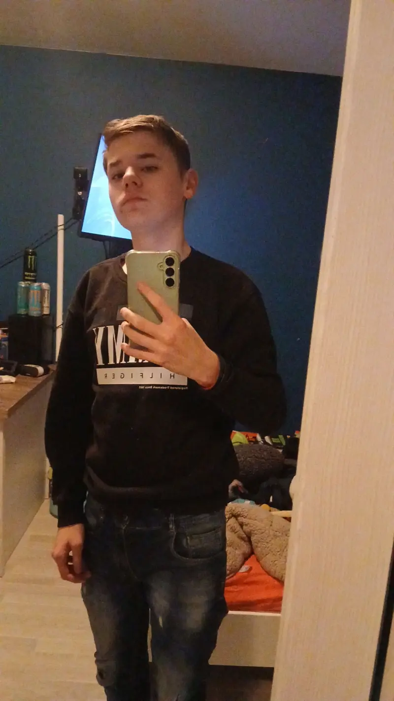 idontjuge (18) male from NL - sexting partner