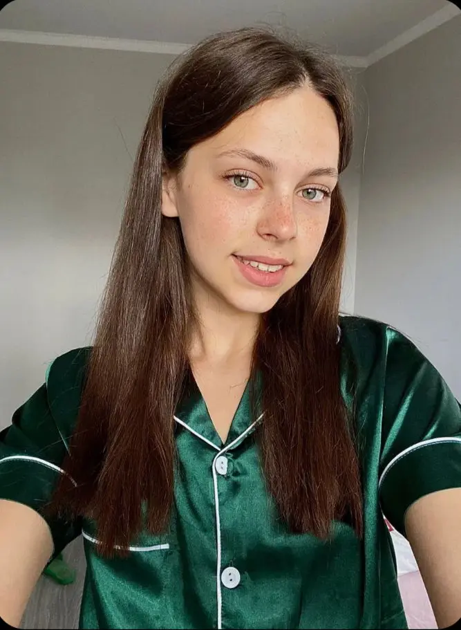 infhjuip (18) female from GB - sexting partner