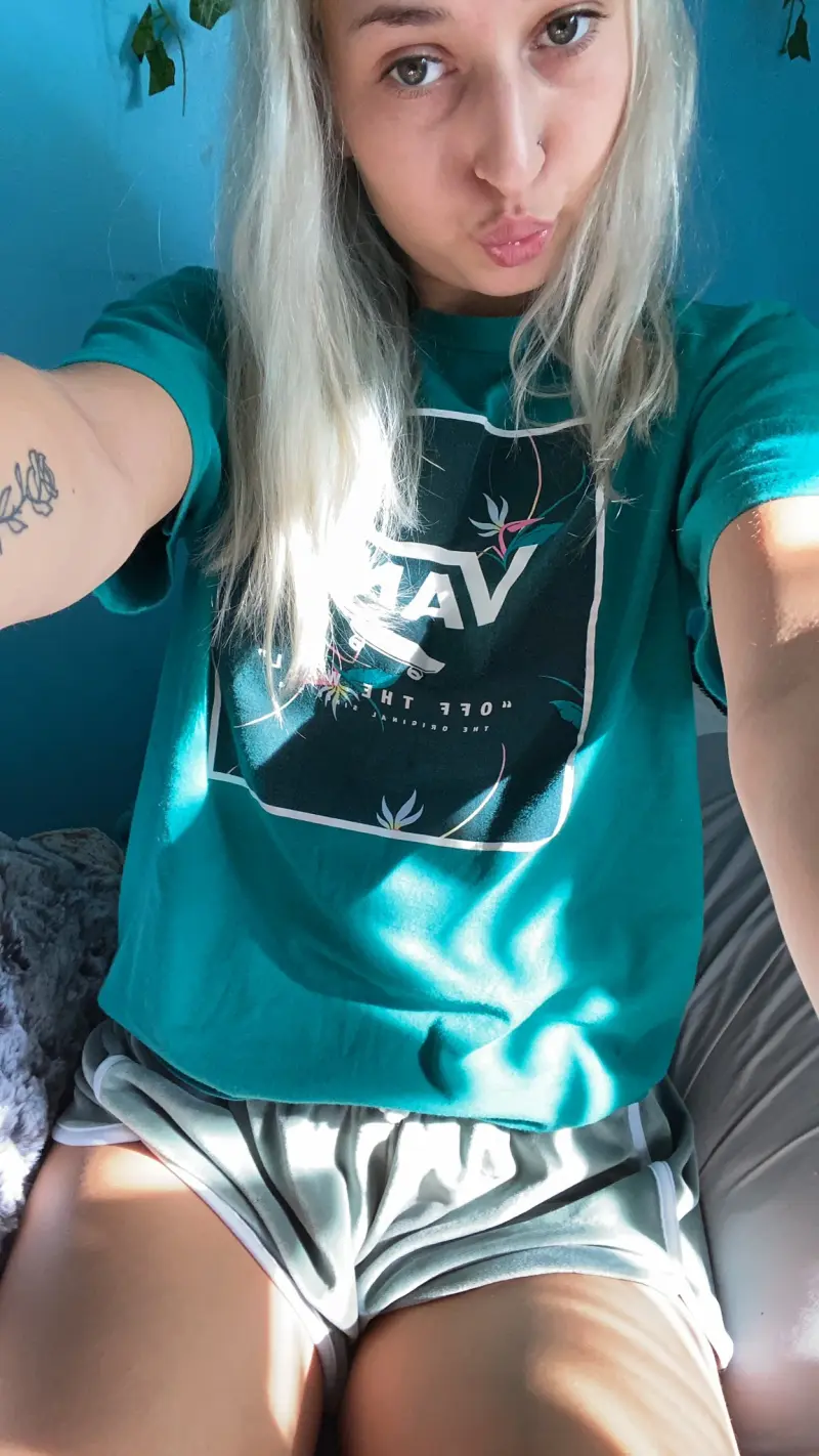 jaror31810 (18) female from US - sexting partner