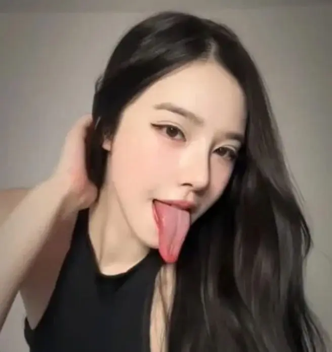 jawihok (18) female from GB - sexting partner