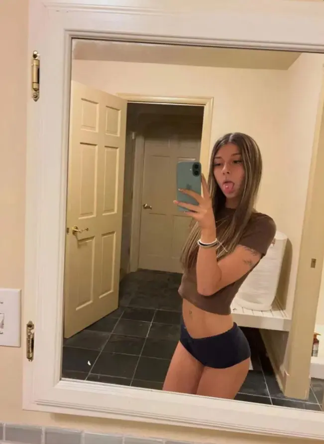 jebagh (18) female from US - sexting partner