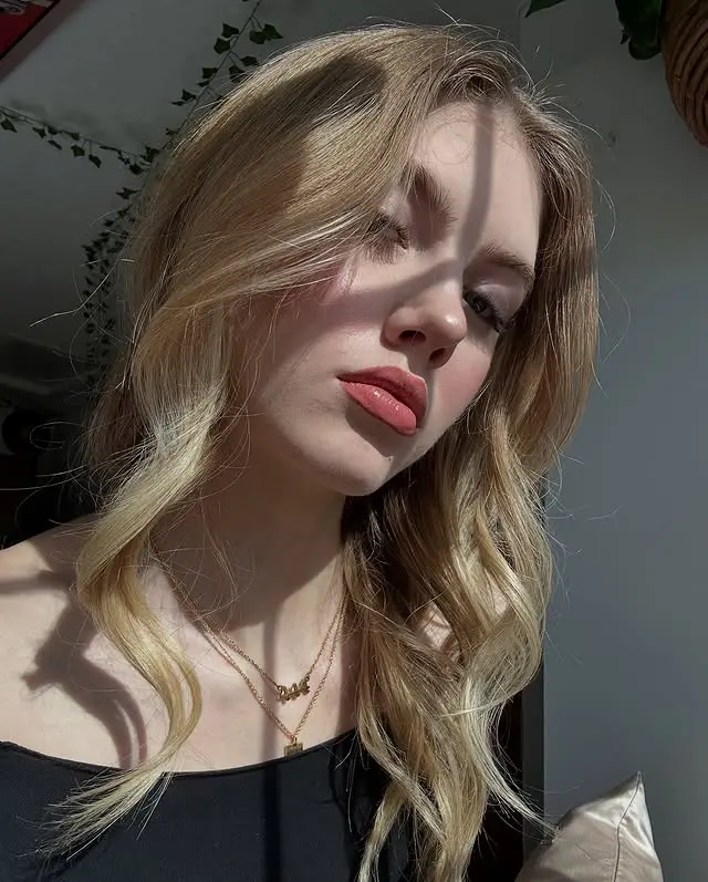 jesexe7227 (18) female from GB - sexting partner